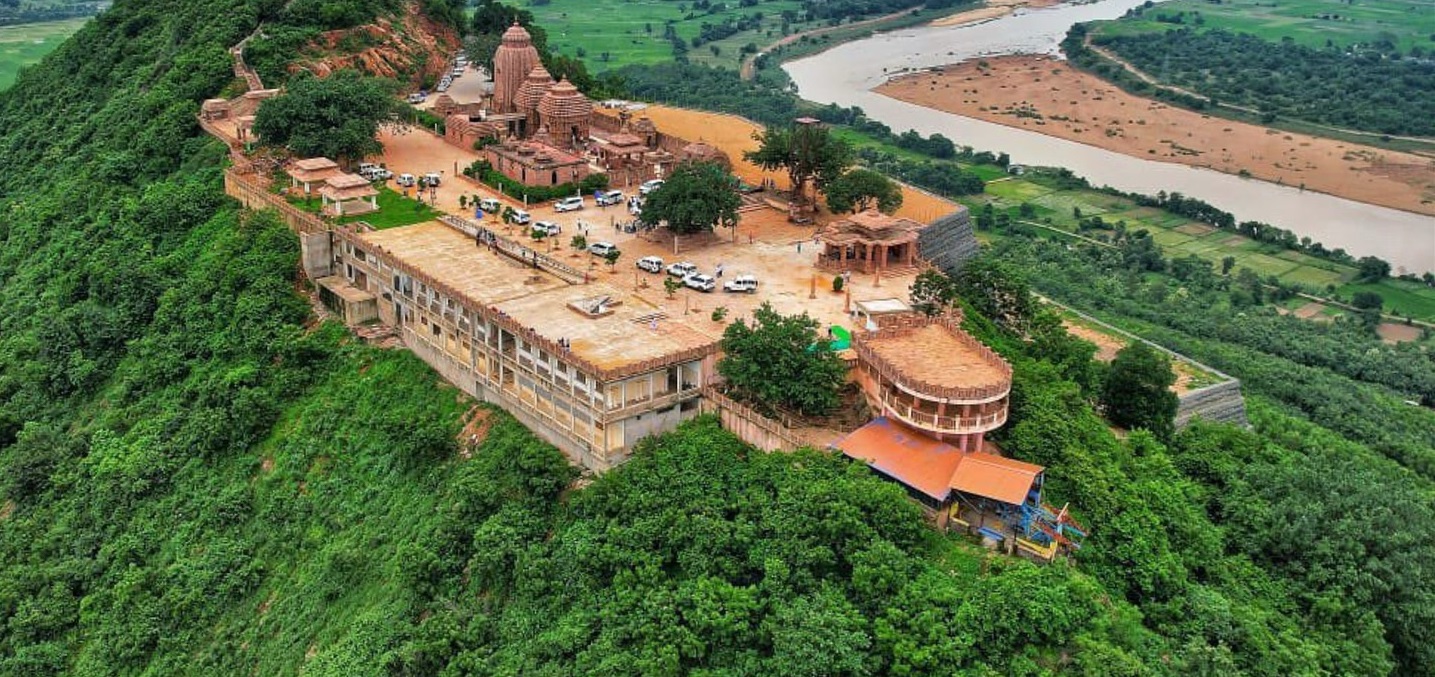 Are there any special rituals or offerings at the Tara tarini temple?